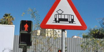 Una de las señales que alertan del paso del tranvía / FOTO: DBC