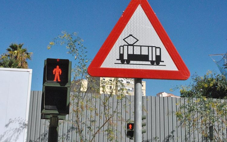 Una de las señales que alertan del paso del tranvía / FOTO: DBC