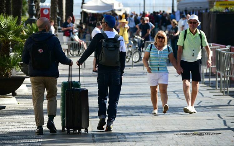 Cádiz ha vuelto a vivir la llegada de miles de turistas estivales / FOTO: Eulogio García
