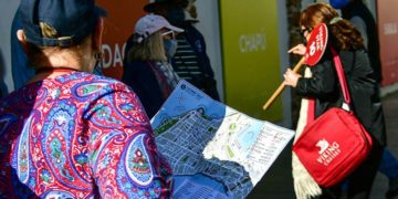 Turista con su plano / FOTO: Eulogio García