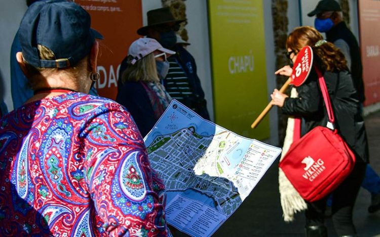 Turista con su plano / FOTO: Eulogio García