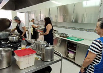 La edil de Asuntos Sociales entre fogones / FOTO: Ayto.