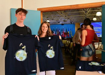 Dos erasmus orgullosos con su camiseta / FOTO: Eulogio García