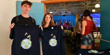 Dos erasmus orgullosos con su camiseta / FOTO: Eulogio García