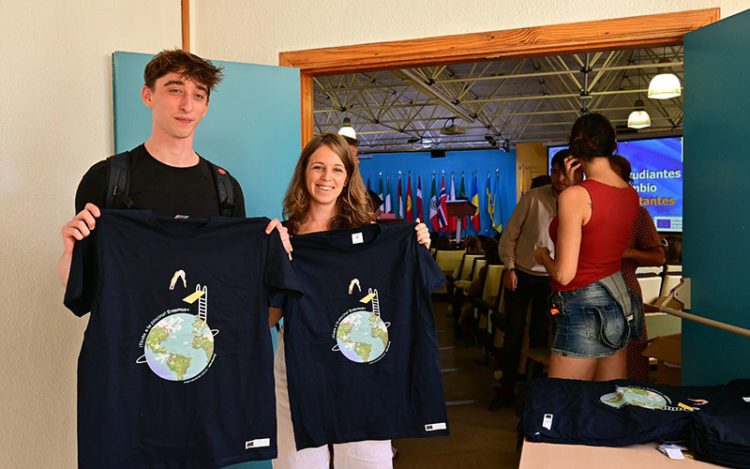 Dos erasmus orgullosos con su camiseta / FOTO: Eulogio García