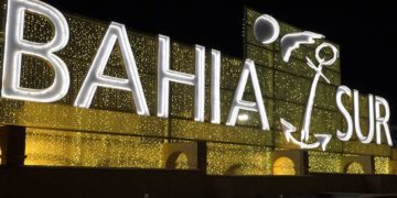 Uno de los carteles del complejo, iluminados en 2021 / FOTO: Bahía Sur