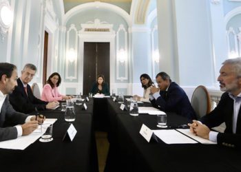 Escenificando en el Ayuntamiento con todo el boato la firma / FOTO: Ayto.