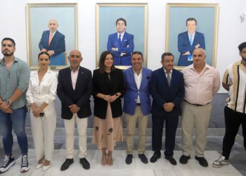 Posando junto a los retratos de De Bernardo, Moreno y Loaiza / FOTO: Ayto.