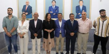 Posando junto a los retratos de De Bernardo, Moreno y Loaiza / FOTO: Ayto.