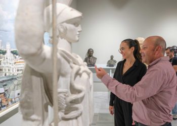 Repasando los detalles de la nueva sala expositiva / FOTO: Ayto.