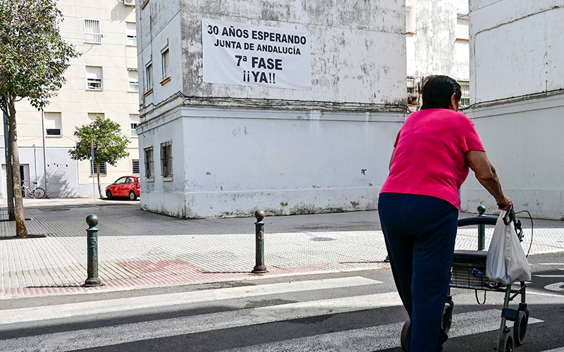 “No habrá más evasivas”: la Junta se compromete ante el Defensor del Pueblo Andaluz con los vecinos del Cerro del Moro