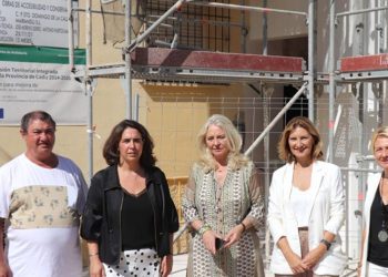 Una comitiva de la Junta durante una pasada visita a la barriada / FOTO: Junta