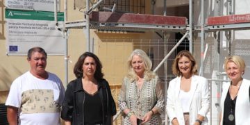 Una comitiva de la Junta durante una pasada visita a la barriada / FOTO: Junta