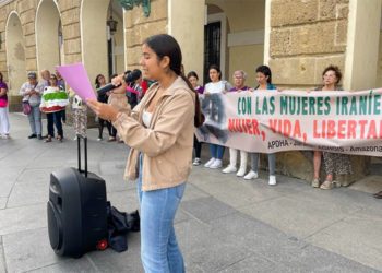 Un momento de la concentración a las puertas del Ayuntamiento / FOTO: Apdha