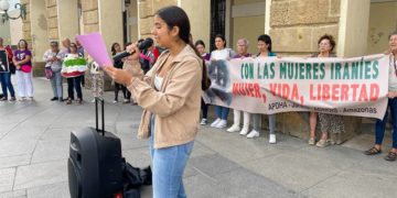 Un momento de la concentración a las puertas del Ayuntamiento / FOTO: Apdha