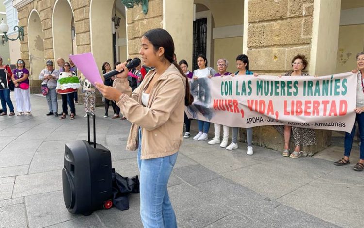 Un momento de la concentración a las puertas del Ayuntamiento / FOTO: Apdha