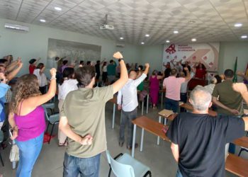 Puño en alto en un momento de la conferencia política / FOTO: PCA