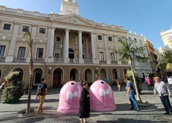 Los contenedores simbólicos que acompañan la campaña / FOTO: Ayto.