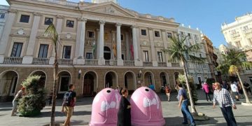 Los contenedores simbólicos que acompañan la campaña / FOTO: Ayto.