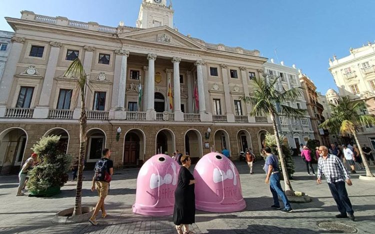 Los contenedores simbólicos que acompañan la campaña / FOTO: Ayto.