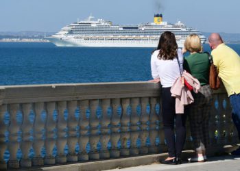 Crucero saliendo del puerto gaditano / FOTO: Eulogio García