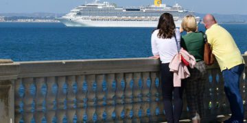 Crucero saliendo del puerto gaditano / FOTO: Eulogio García