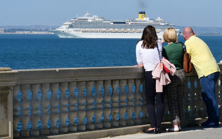 Crucero saliendo del puerto gaditano / FOTO: Eulogio García