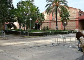 Asomados a los antiguos depósitos de Tabacalera / FOTO: Eulogio García