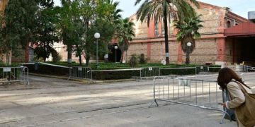 Asomados a los antiguos depósitos de Tabacalera / FOTO: Eulogio García