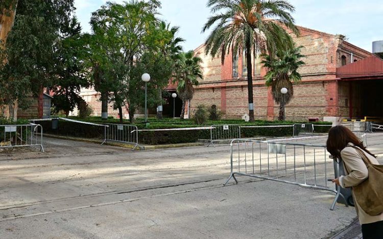 Asomados a los antiguos depósitos de Tabacalera / FOTO: Eulogio García