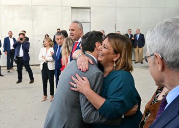 Efusivo abrazo entre la alcaldesa y el presidente andaluz / FOTO: Eulogio García