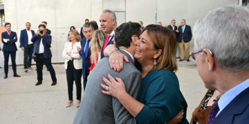 Efusivo abrazo entre la alcaldesa y el presidente andaluz / FOTO: Eulogio García
