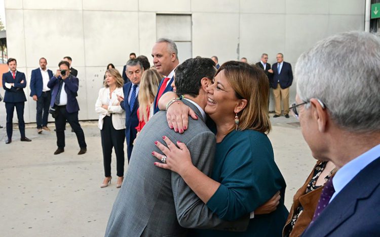 Efusivo abrazo entre la alcaldesa y el presidente andaluz / FOTO: Eulogio García