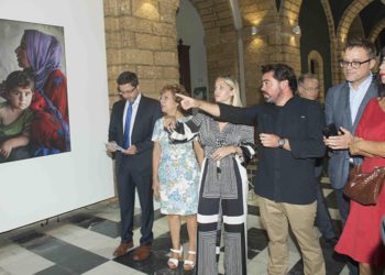 Gonzalo Höhr ejerciendo de guía en la apertura / FOTO: Diputación