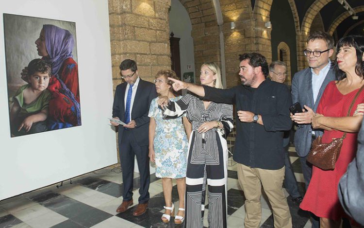 Gonzalo Höhr ejerciendo de guía en la apertura / FOTO: Diputación