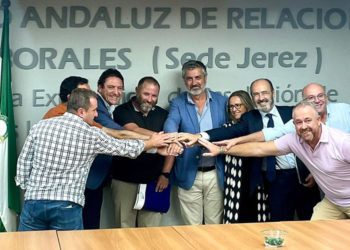 Escenificando el acuerdo en el Sercla de Jerez / FOTO: Junta