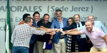 Escenificando el acuerdo en el Sercla de Jerez / FOTO: Junta