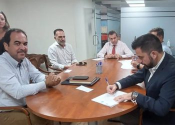 Rubricando la venta de la parcela / FOTO: Zona Franca