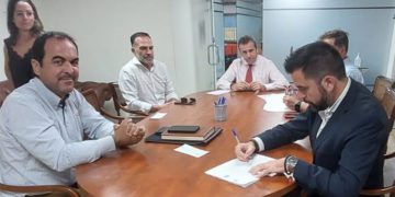 Rubricando la venta de la parcela / FOTO: Zona Franca