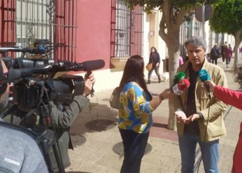 Romero en una pasada atención a medios en plena calle Real / FOTO: AxSí