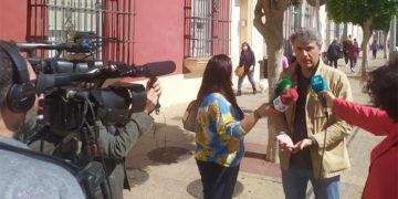 Romero en una pasada atención a medios en plena calle Real / FOTO: AxSí