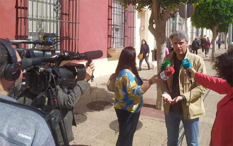 Romero en una pasada atención a medios en plena calle Real / FOTO: AxSí