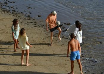Jóvenes pasando el rato en la playa / FOTO: Eulogio García