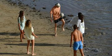 Jóvenes pasando el rato en la playa / FOTO: Eulogio García