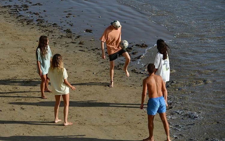 Jóvenes pasando el rato en la playa / FOTO: Eulogio García