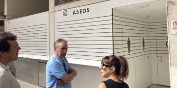 Curioseando los flamantes aseos / FOTO: Ayto.