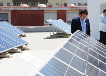 En la inauguración de una de las plantas solares de Aguas de Cádiz en 2018 / FOTO: Eulogio García