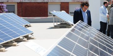 En la inauguración de una de las plantas solares de Aguas de Cádiz en 2018 / FOTO: Eulogio García