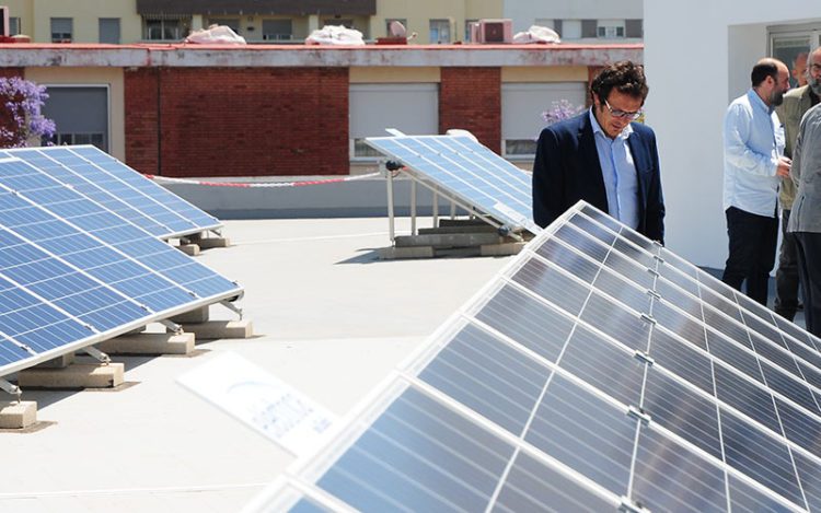 En la inauguración de una de las plantas solares de Aguas de Cádiz en 2018 / FOTO: Eulogio García