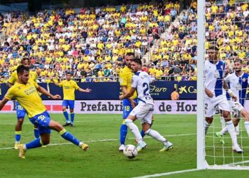 Chust metiendo la pierna en el primer gol / FOTO: Eulogio García